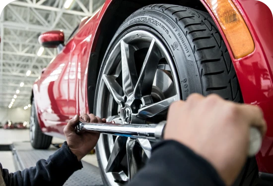 Especialistas de Kavak trabajan en las reparaciones del auto. 